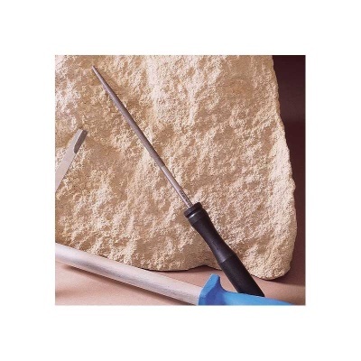 Lima ou afiador com cabo preto em superfície rugosa cor de areia