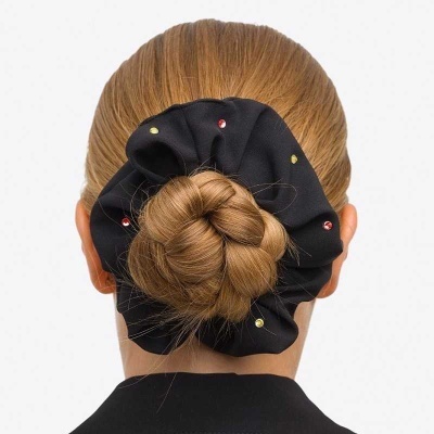 Condicionador de cabelo preto com detalhes coloridos prendendo um coque trançado.