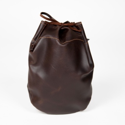Saco em pele castanha escura com cordão de fecho