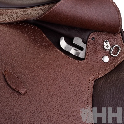 Selim de equitação em couro castanho com detalhes metálicos e textura granulada