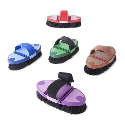 Quatro escovas de limpeza com base colorida e cerdas pretas