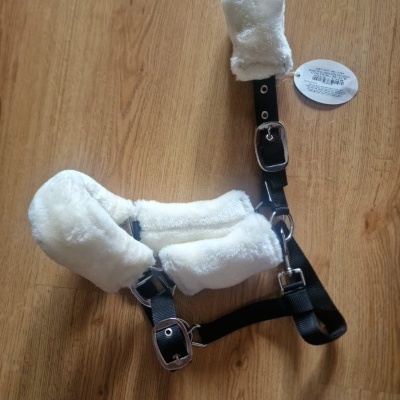 Arreio preto com revestimento branco macio sobre madeira clara