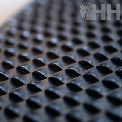 Superfície antiderrapante preta com padrão de quadrados escavados e logotipo HH