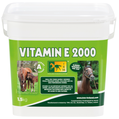 Recipiente plástico branco com suplemento para cavalos Vitamin E 2000 e etiqueta verde com texto e imagens