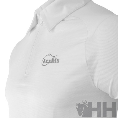 Camisola polo branca com logótipo cinza no peito e detalhe com cavalo e texto HH.