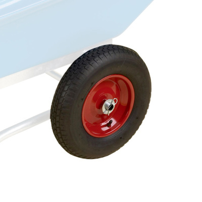 Roda preta com aro vermelho numa carrinha de mão azul