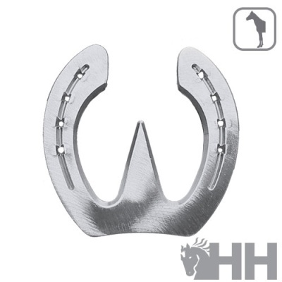 Ferradura metálica prateada com orifícios para cravos sobre fundo branco e logotipo cinzento