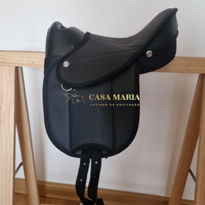 Sela de equitação preta em pele com inscrição CASA MARIA