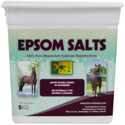 Recipiente branco de 5kg de sais de Epsom para cavalos com rótulo verde e roxo e imagens de cavalos