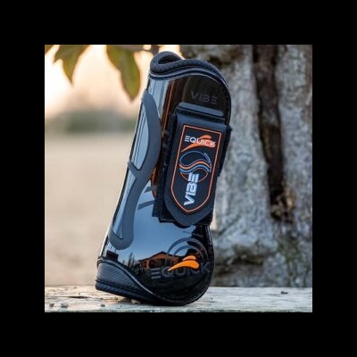 Protector para cavalo preto com detalhes cinza e texto VIS EQUICK ao ar livre