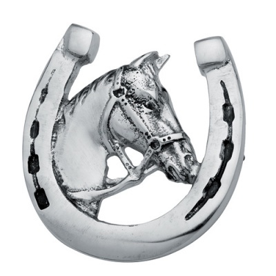 Broche metálico prateado em forma de ferradura com cabeça de cavalo