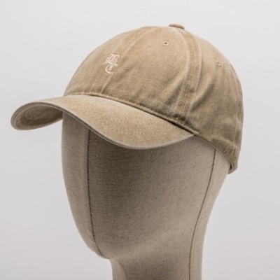 Boné castanho claro com aba curva e logo bordado branco em manequim.