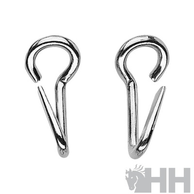 Par de mosquetões metálicos pequenos prateados sobre fundo branco