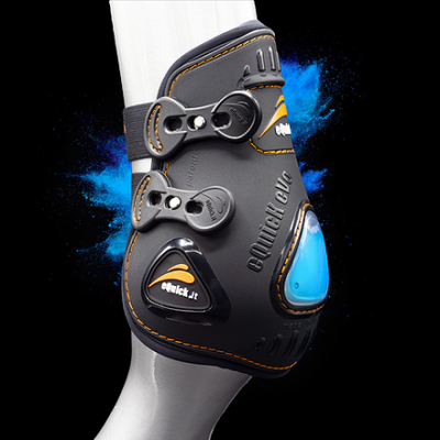 Protector de cavalo preto com fechos e detalhes azuis, amarelos e laranja.