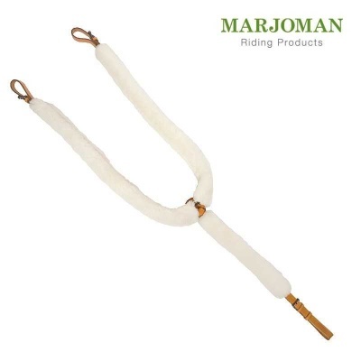 Protetor branco tipo pelúcia para arreio com tiras de couro castanho claro