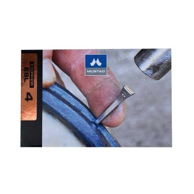 Embalagem de prego metalizado da marca MUSTAD com mão a segurar prego e martelo próximo