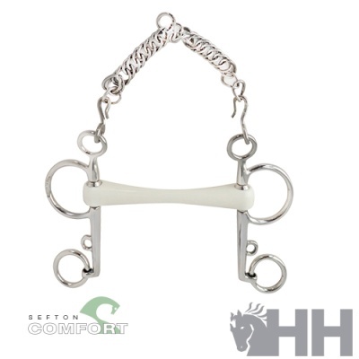 Freio para cavalo em metal e bocal branco com corrente sobre fundo branco