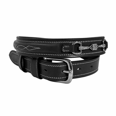 Cinto preto de couro com fivela metálica e costura branca