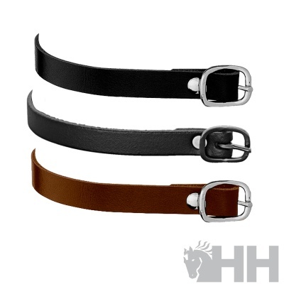 Três correias de cinto em pele com fivelas metálicas, em várias cores, sobre fundo branco