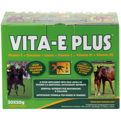 Embalagem verde de suplemento alimentar para cavalos VITA-E PLUS com imagens de cavalos e informações nutricionais