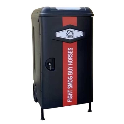 Contentor preto com faixa vermelha e texto FIGHT SMOG BUY HORSES