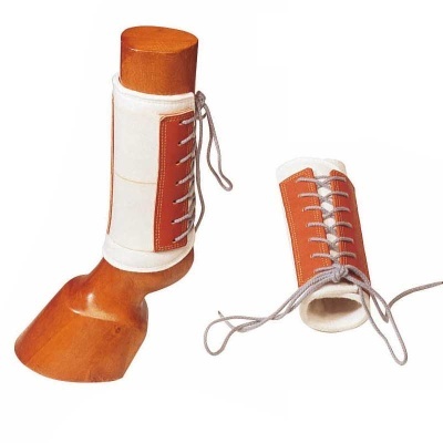 Caneleiras desportivas brancas e castanhas com cordões em base de madeira