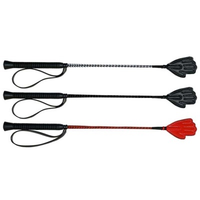 Três rédeas pequenas com pega preta e extremidades em forma de mão, duas pretas e uma vermelha, sobre fundo branco