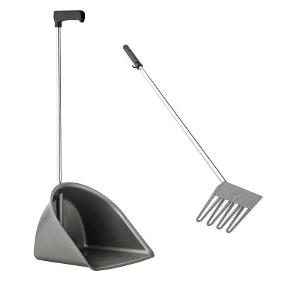 Utensílios de limpeza: pá cinzenta com cabo metálico e vassoura cinzenta com cabo metálico.