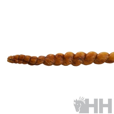 Corda trançada castanha sobre fundo branco com logótipo HH