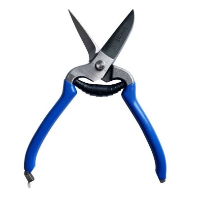 Tesoura com cabo azul e lâminas de metal