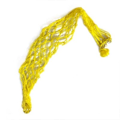 Rede suspensa amarela trançada com nós e argolas metálicas