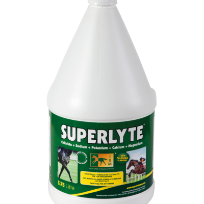 Frasco plástico branco de 3,75 litros com rótulo verde do suplemento Superlyte para cavalos