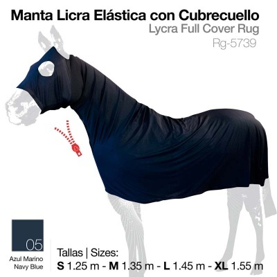 Cavalo com manta elástica azul marinho cobrindo o corpo e o pescoço