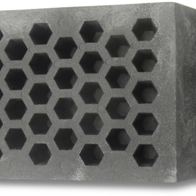 Peça preta de plástico com padrão hexagonal de furos e quatro furos pequenos nas extremidades.