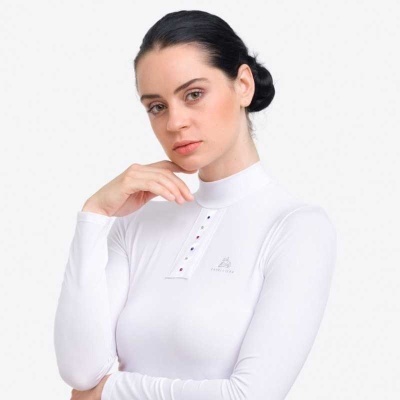 Mulher com camisola branca de manga comprida e colarinho curto, fundo branco