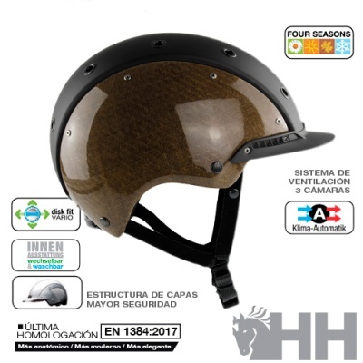 Capacete castanho com aba preta e tiras, com etiquetas e logotipos à volta