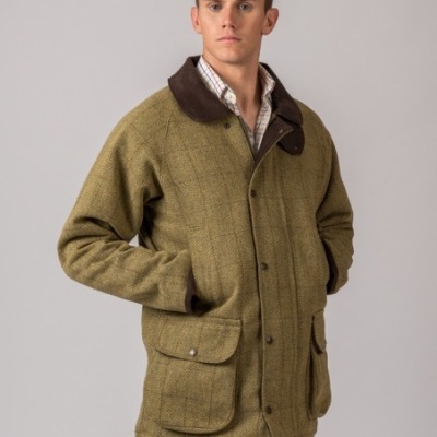 Casaco masculino verde com padrão xadrez discreto e bolsa com abas