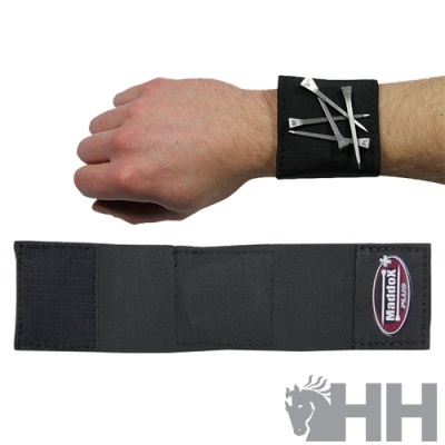 Pulseira preta de tecido com cravos metálicos guardados num bolso exterior e etiqueta Mandak