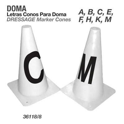 Dois cones de marcação para doma com letras C e M em plástico branco