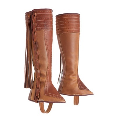 Polainas em pele marrom com franjas e detalhes trançados
