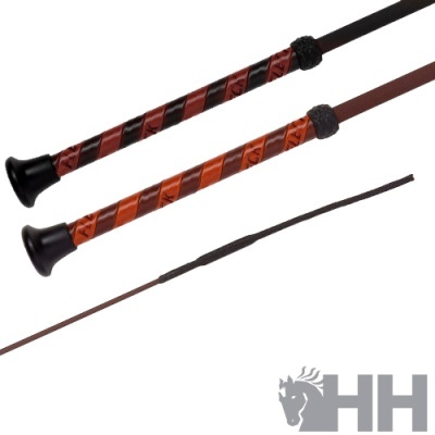 Rédeas de equitação de materiais castanho e vermelho com terminais pretos e logotipo HH