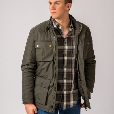 Homem com casaco verde escuro e camisa xadrez