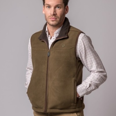 Colete polar castanho masculino com camisa xadrez clara e calças castanhas