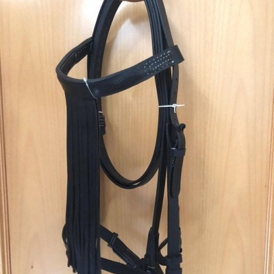 Bridão preto de pele com franjas suspenso num cabide