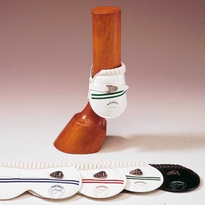 Protetores para equitação em várias cores com suporte de madeira.