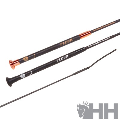 Três varas de equitação FLECK pretas com detalhes em cobre e branco sobre fundo branco