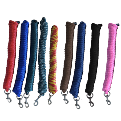 Nove trelas de corda trançada coloridas com fechos metálicos.