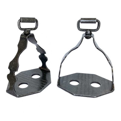 Par de estribos metálicos pretos com textura e orifícios