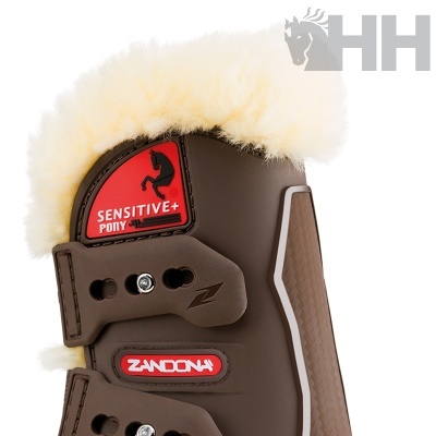Proteção equina castanha com forro branco e etiquetas vermelhas Zandoná