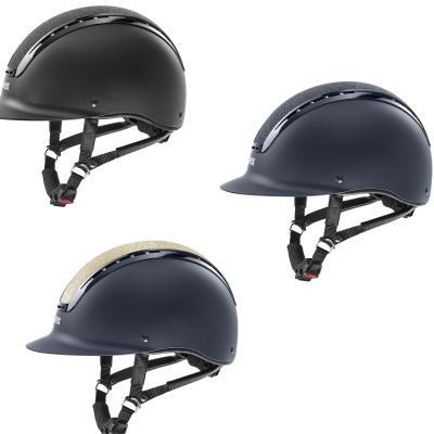 Três capacetes de equitação em azul escuro e castanho claro com tiras pretas e ventilação.